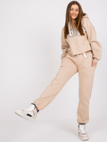 Beżowy komplet dresowy z napisem Laraina