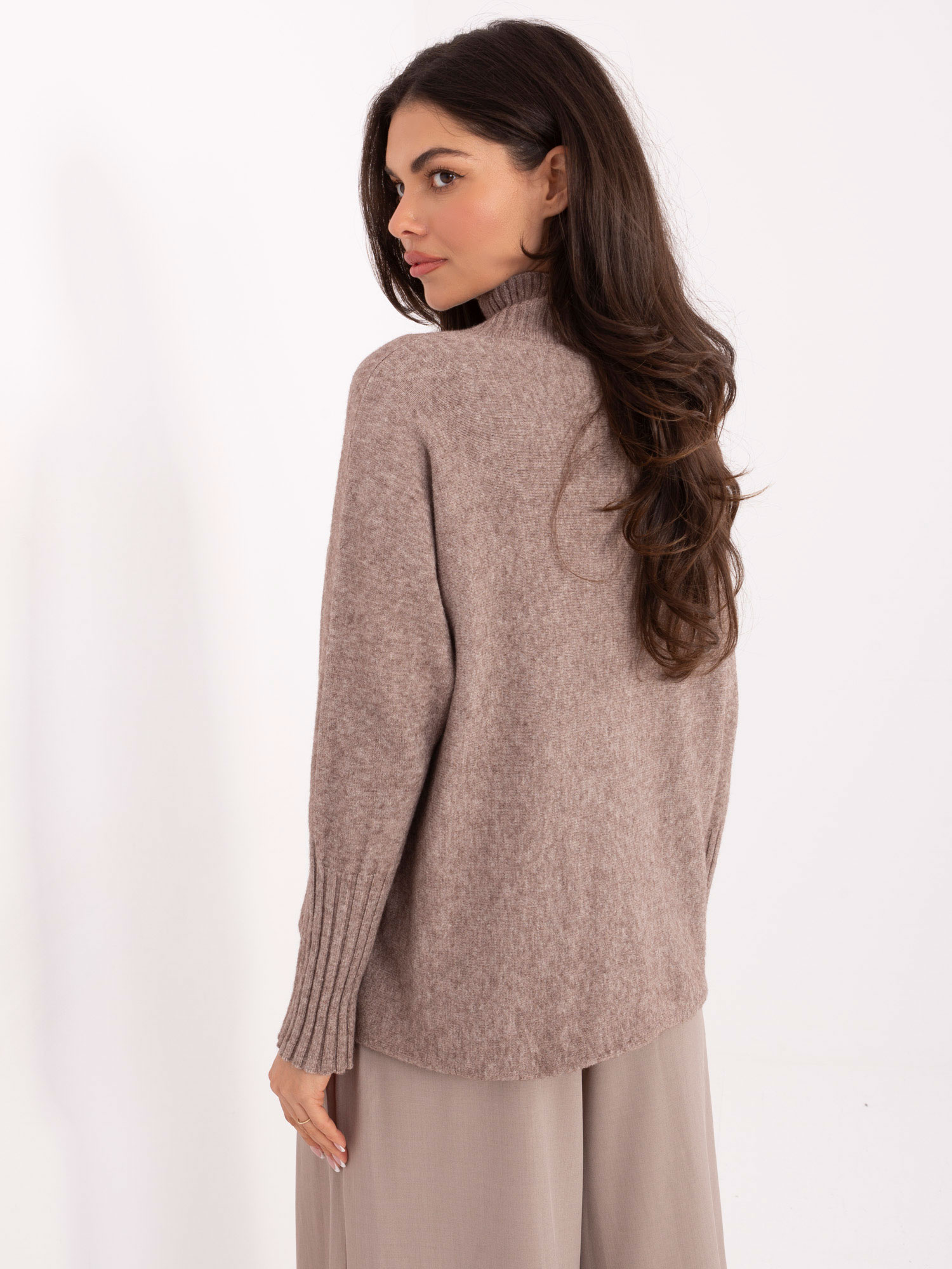 Sweter ciemny bezowy