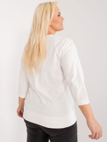 Didmeninė Ecru palaidinė plus size su dekoratyviniu užrašu.