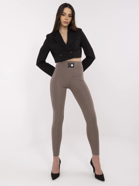 Kawowe damskie legginsy z ozdobną naszywką