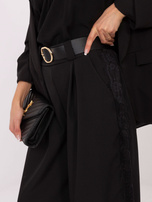 Czarna spodnie z koronkowymi lampasami