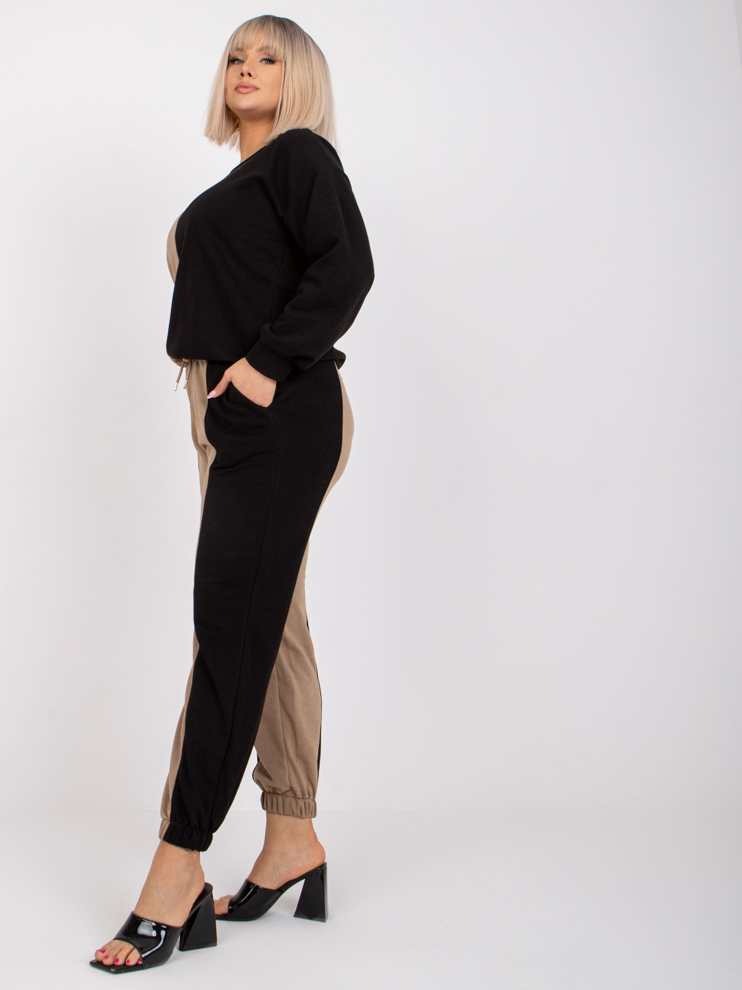 Dunkelbeige-schwarzes Plus-Size Trainingsanzug-Set Amishi.