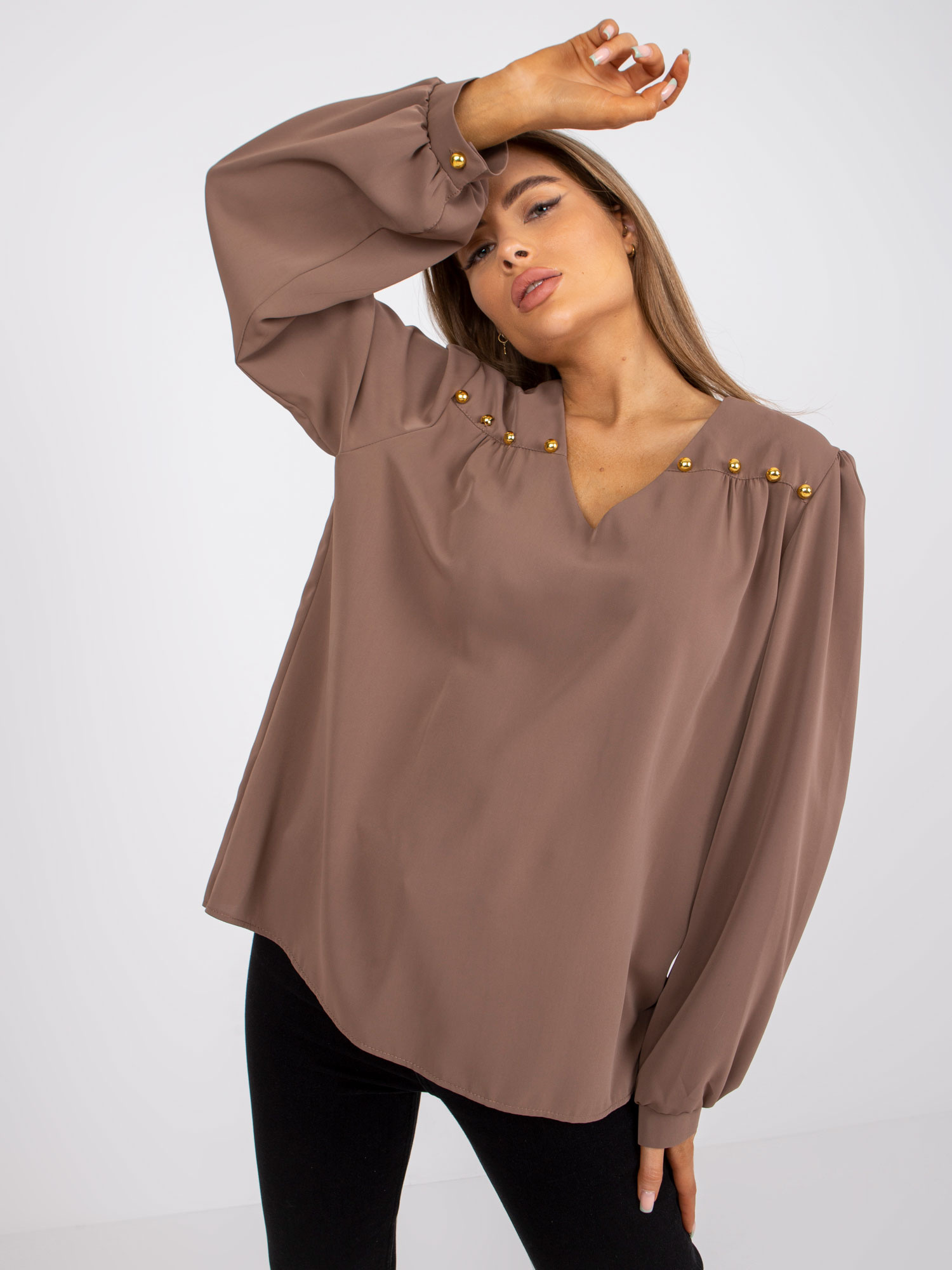 Dunkelbeige Bluse für besondere Anlässe mit lockeren Ärmeln.