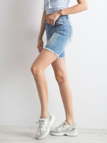Blaue Jeans-Bermudas.