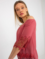 Hurt Brudnoróżowa bluzka hiszpanka z ozdobnym wykończeniem