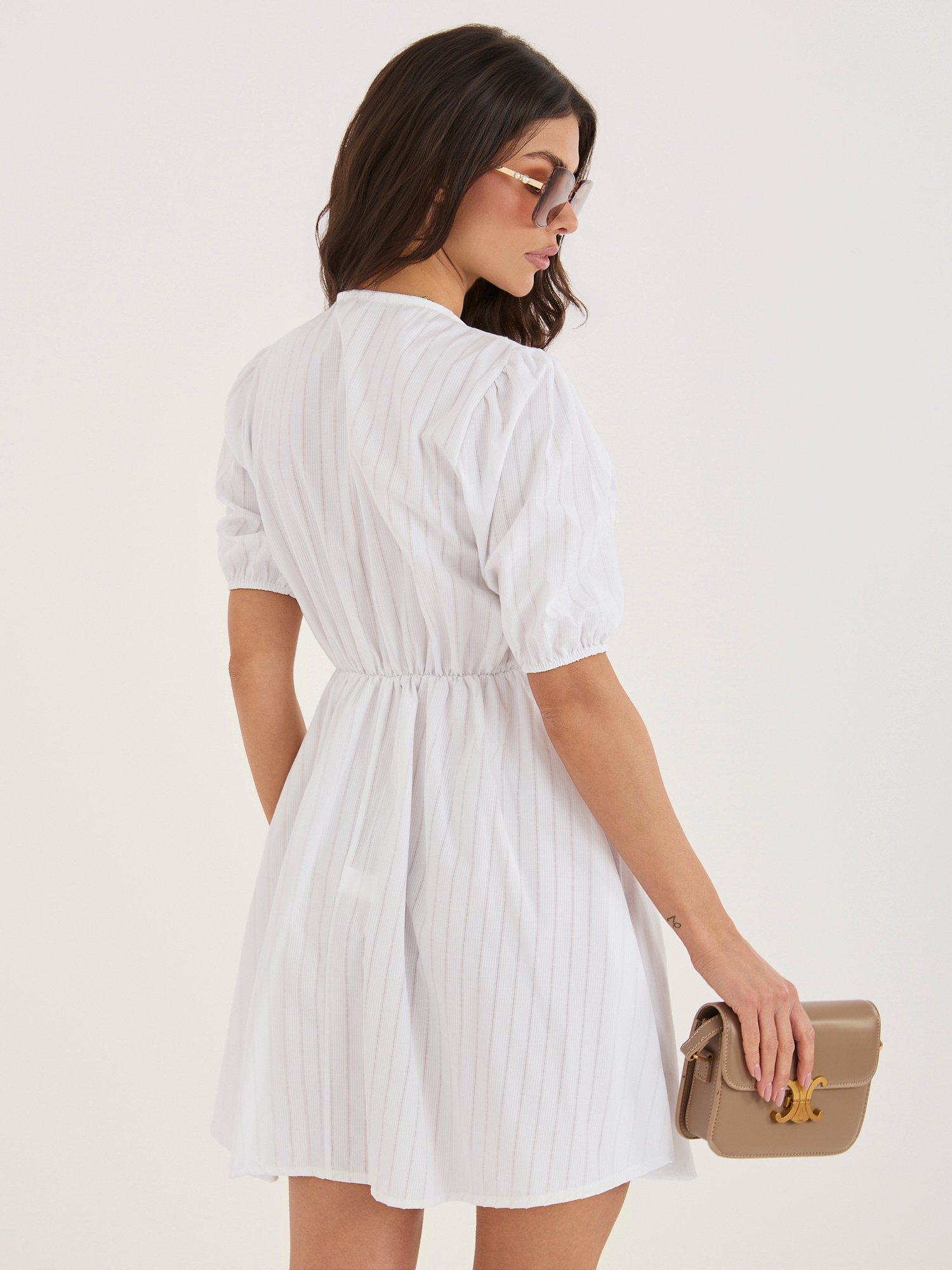 Biała rozkloszowana sukienka z kołnierzykiem  