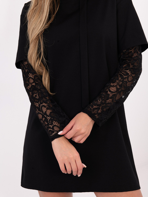 Czarna prosta sukienka z koronkowymi rękawami