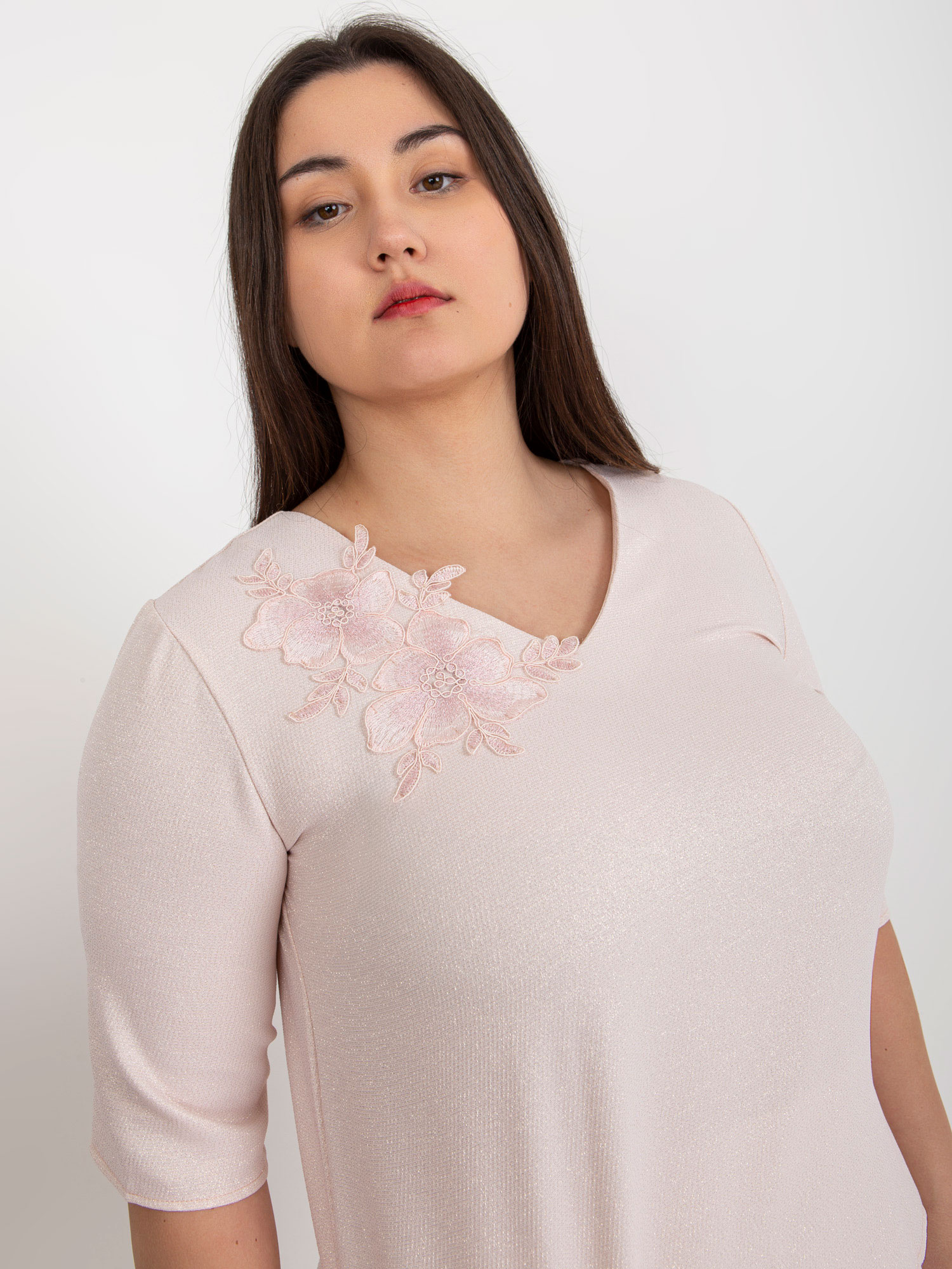 Jasnoróżowa damska bluzka plus size od kompletu