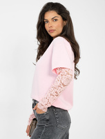 Jasnoróżowa bluzka z okrągłym dekoltem 