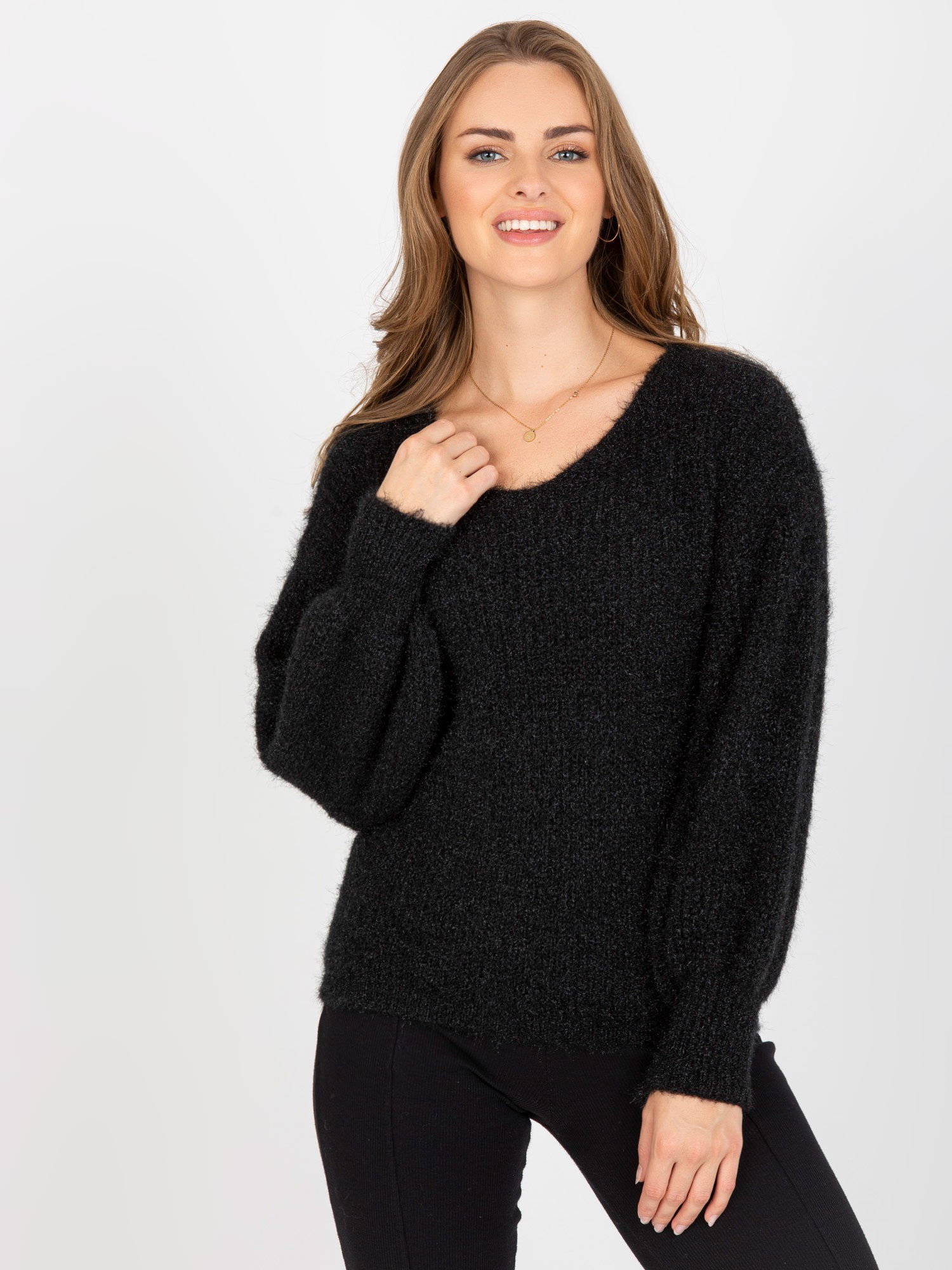 Hurtownia Czarny fluffy sweter klasyczny z wełną OCH BELLA 