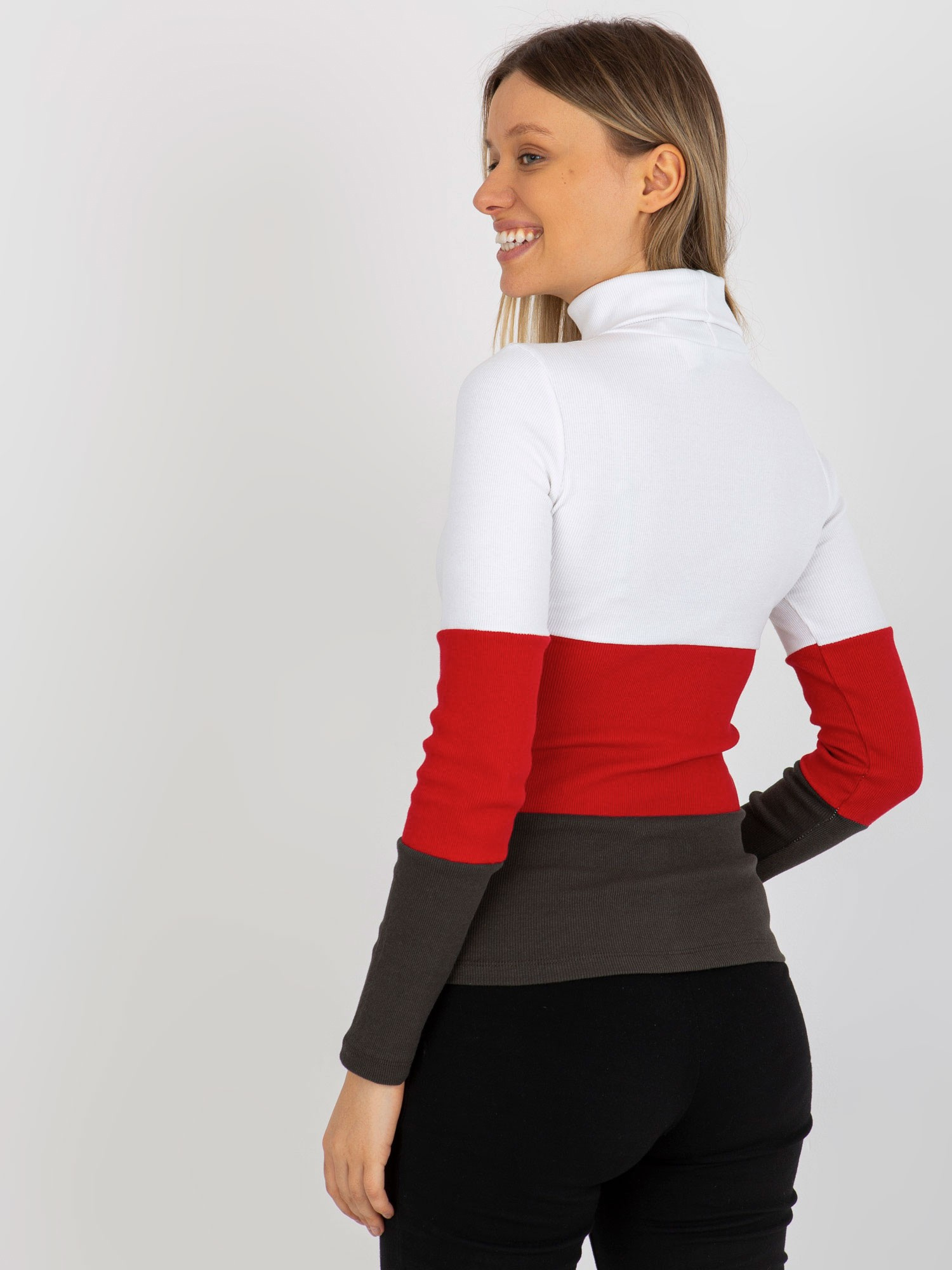 Ecru-khaki dopasowana bluzka basic z golfem w prążek