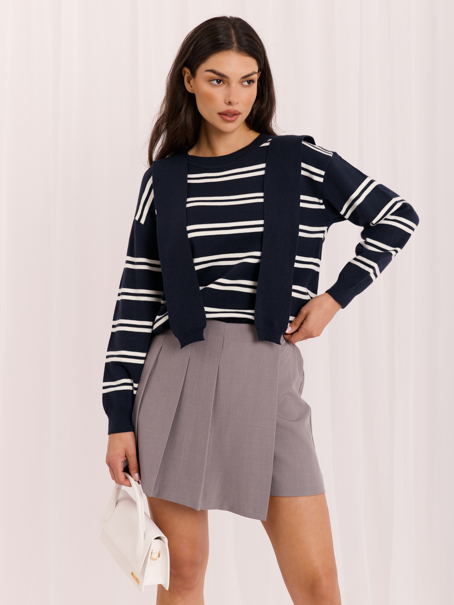 Granatowy damski sweter w paski w stylu old money