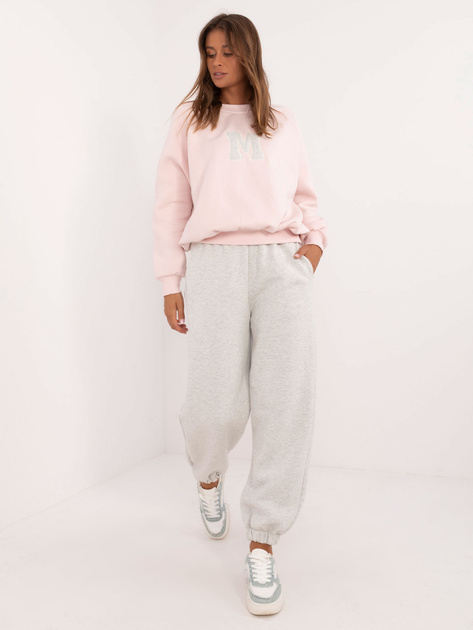 Hurt Jasnoróżowy dresowy komplet oversize z naszywką