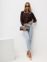 Brauner eleganter Cardigan mit Rüschen.