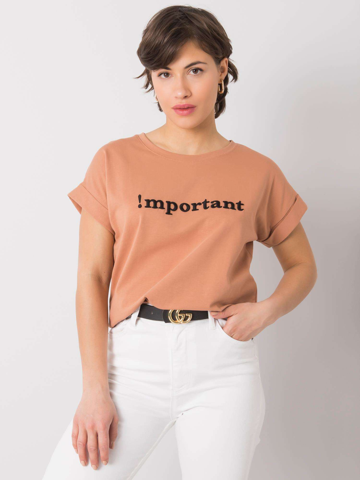 Camelowy t-shirt z napisem Saniyah