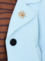 Jasnoniebieski piankowy płaszcz z kołnierzem