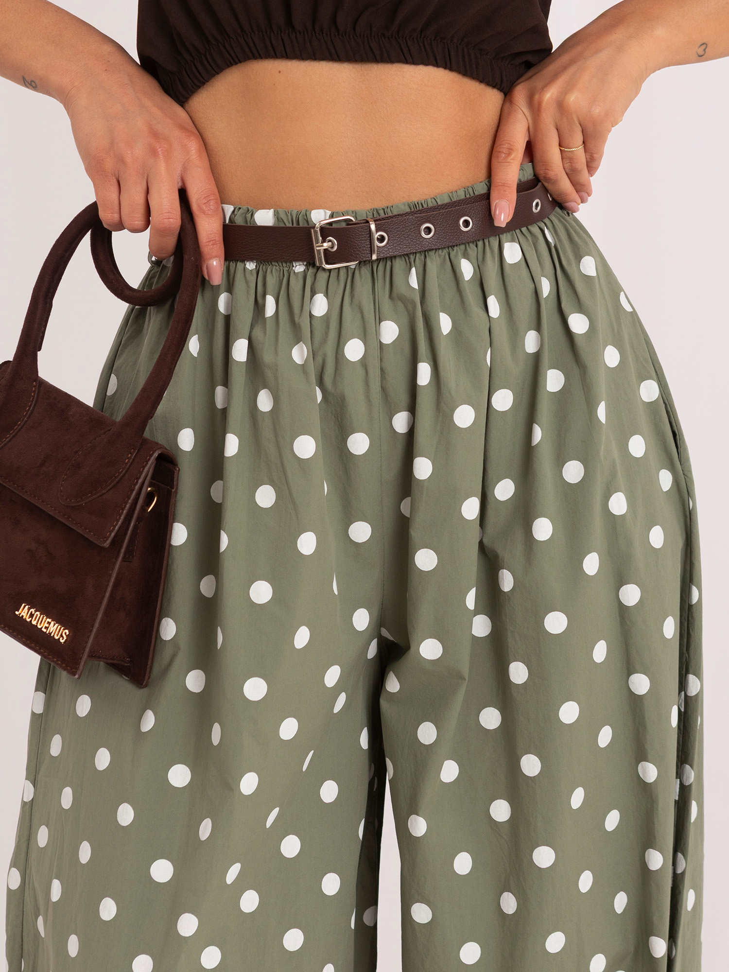 Khakifarbene Baumwollhose mit Punkten.