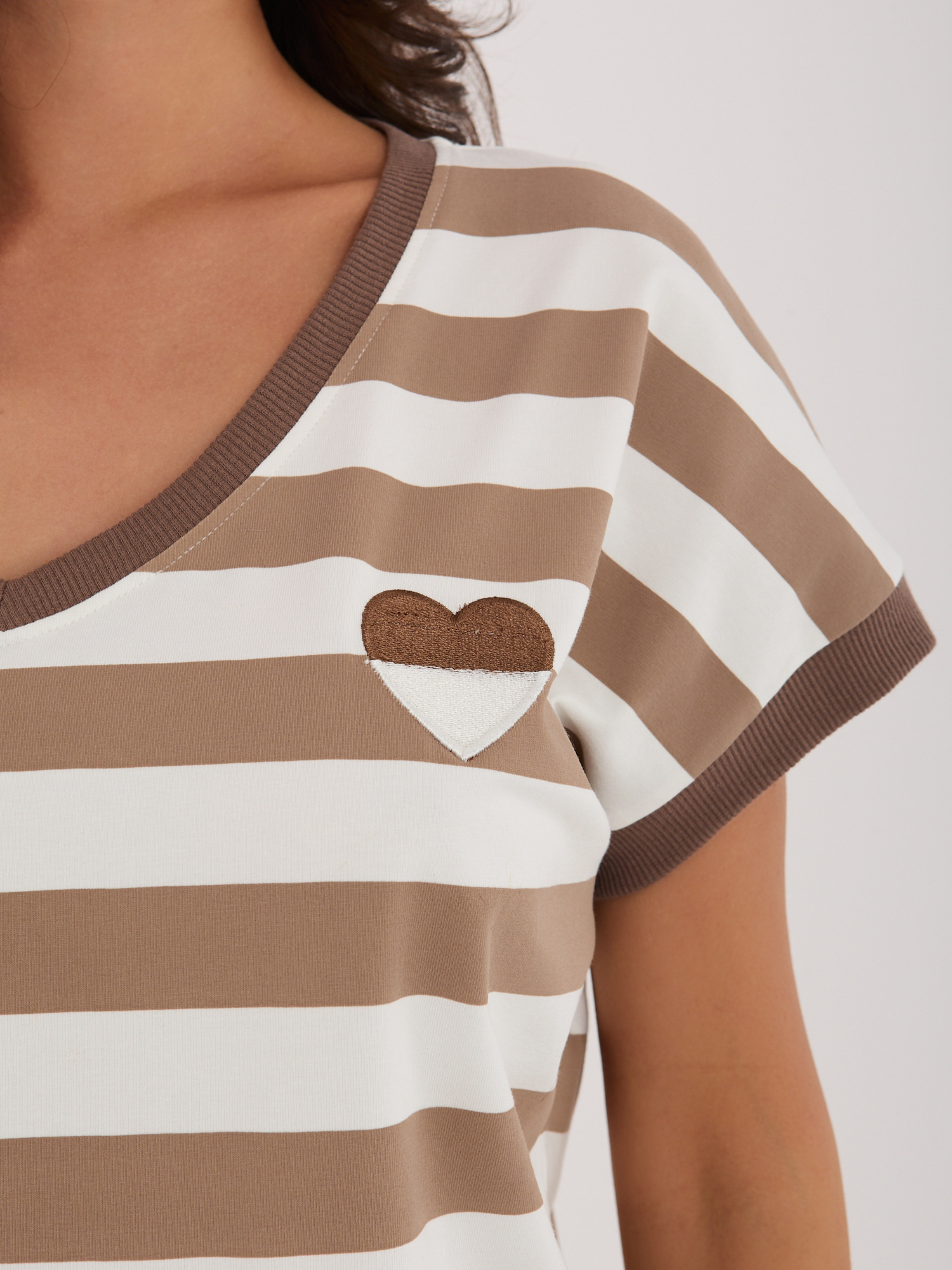 Brązowa bluzka z naszywką w kształcie serca 