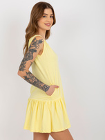 Hurt Jasnożółta mini sukienka basic bez rękawów z falbaną