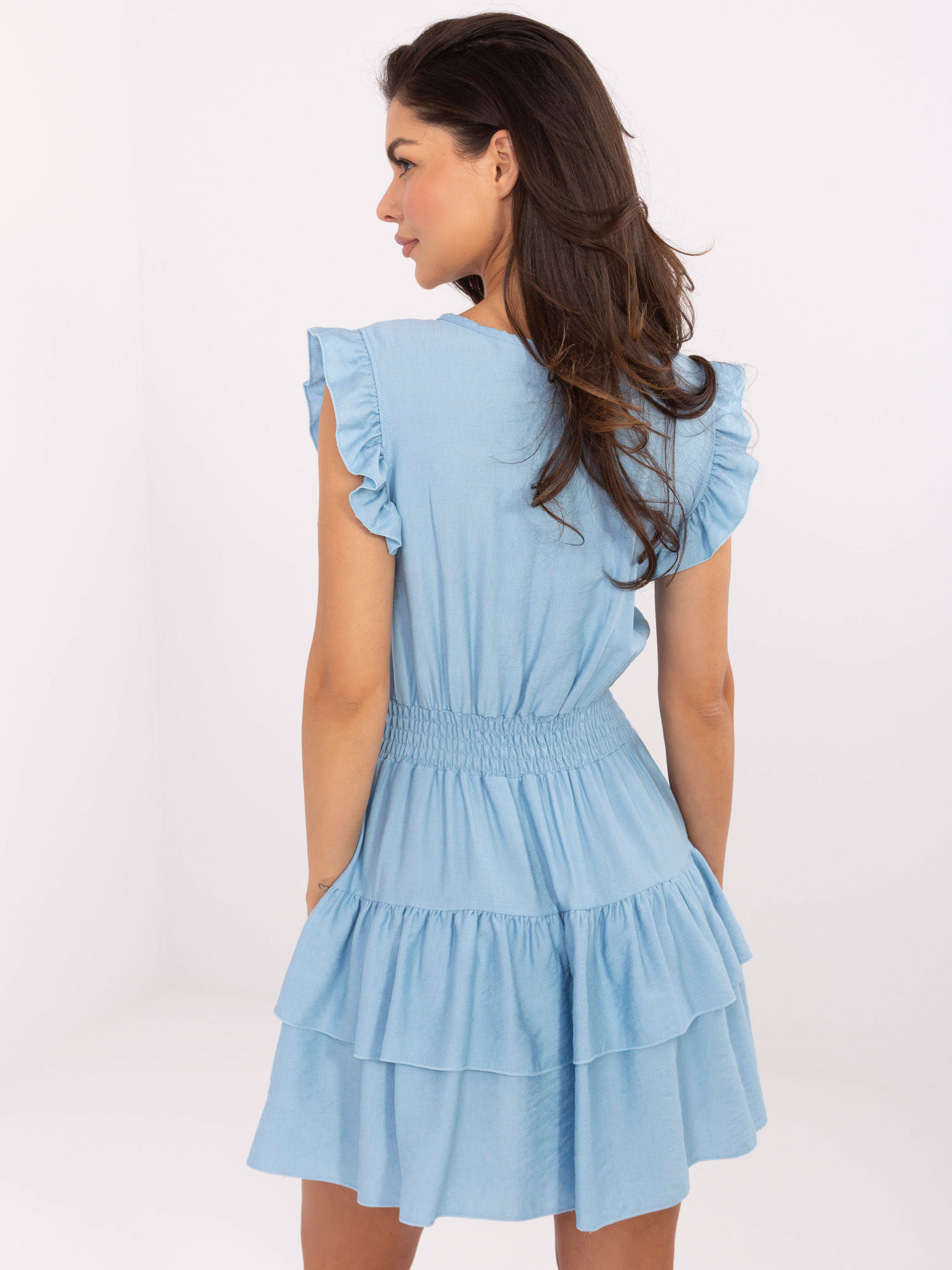 Helles blaues Kleid mit Rüschen an den Ärmeln.