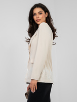 Jasnobeżowa damska marynarka zdobiona koronką