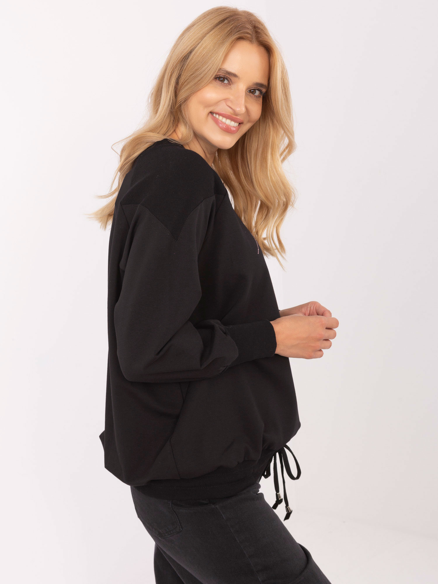 Schwarzes Baumwollshirt mit Applikation.