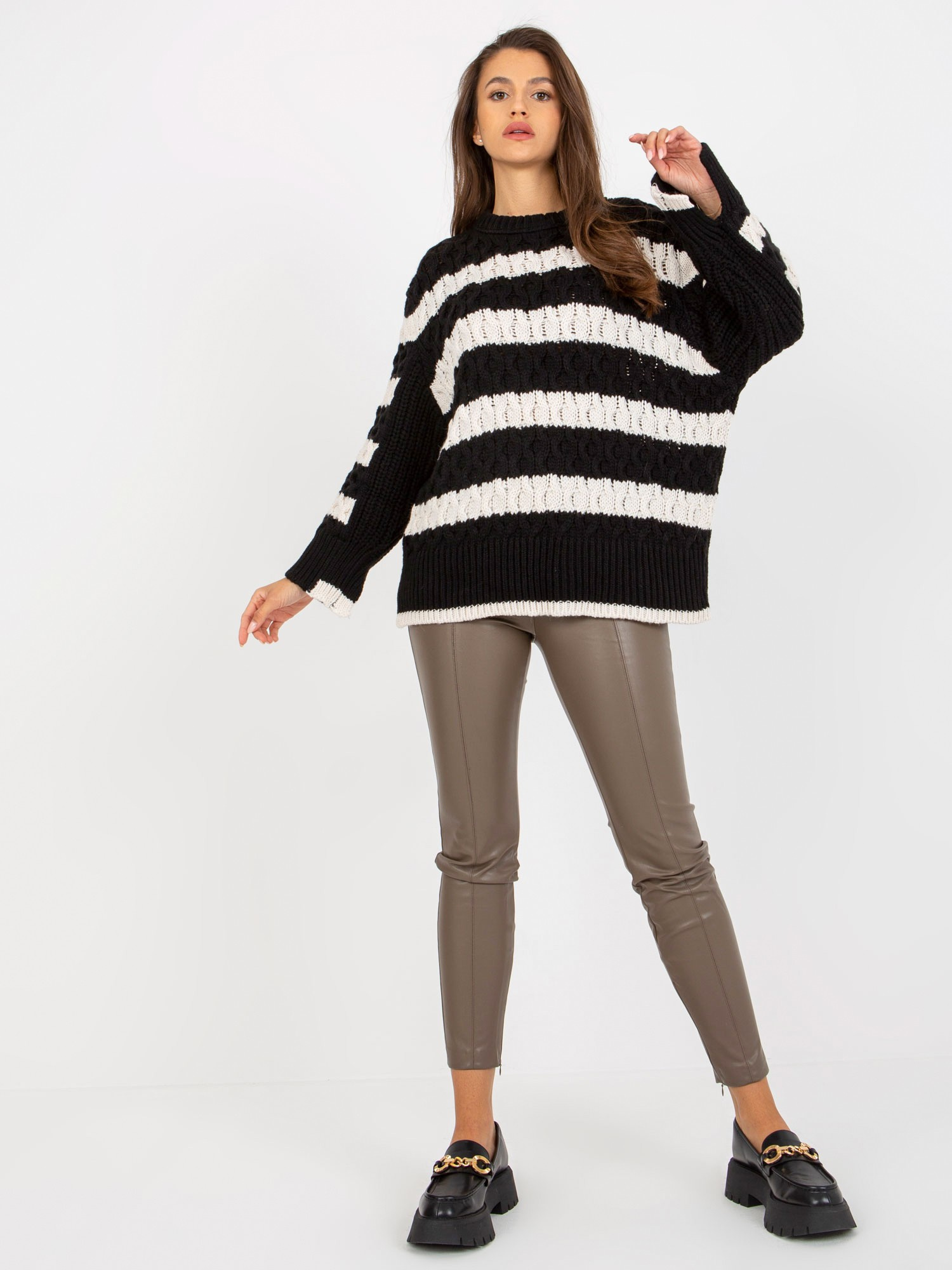 Czarno-ecru dzianinowy sweter oversize w warkocze
