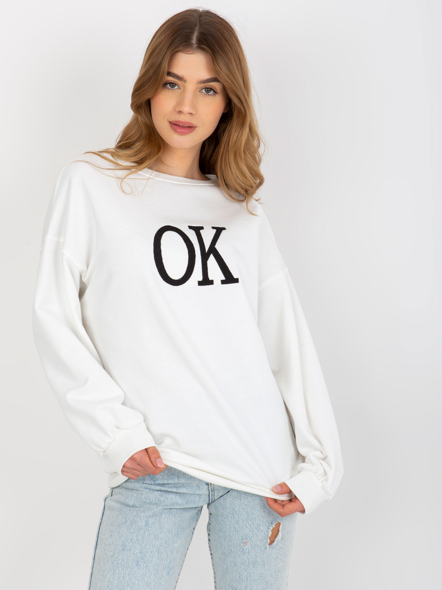 Hurt Biała luźna bluza oversize bez kaptura z haftem 