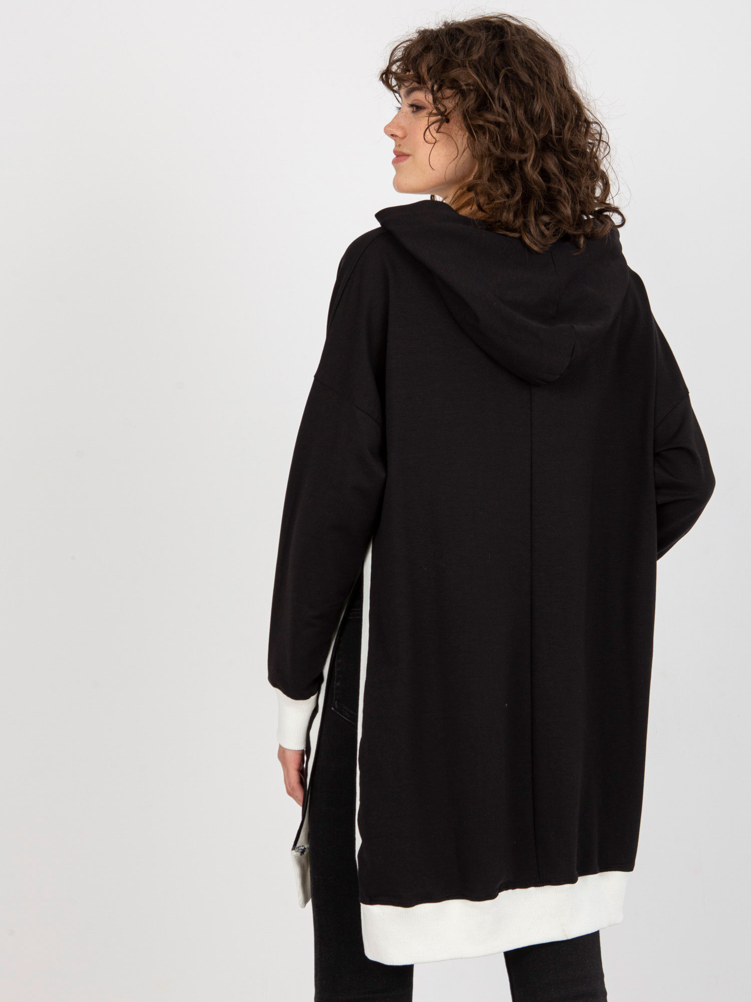 Czarna długa bluza oversize z napisem i kapturem