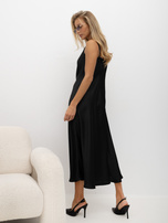 Schwarzes Kleid mit dünnen Trägern und Glanz.