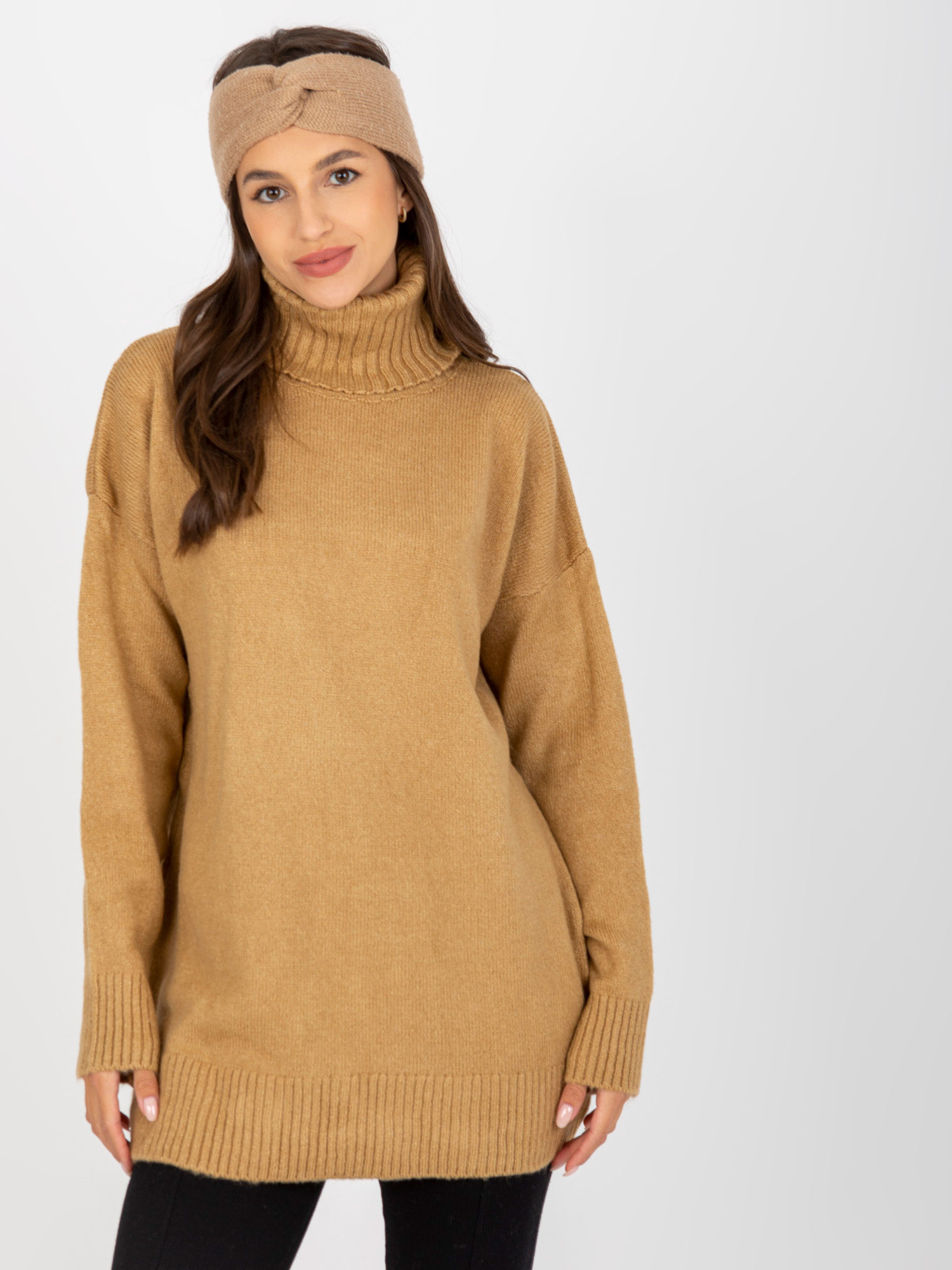 Hurtownia Camelowy luźny sweter z wysokim golfem RUE PARIS 