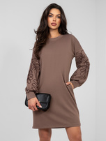 Ciemnobeżowa dresowa sukienka z kieszeniami RUE PARIS 