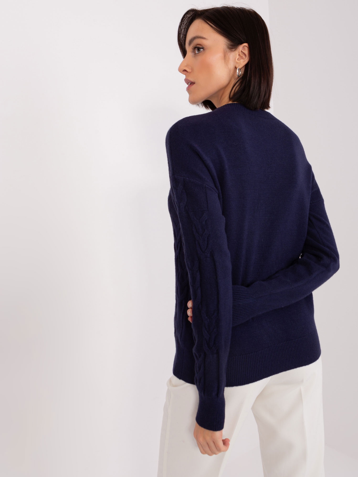 Granatowy sweter z warkoczami o luźnym kroju