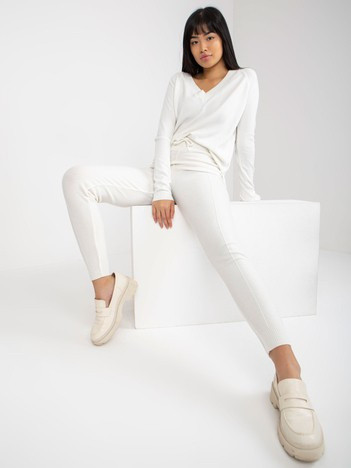 Hurtownia Ecru damskie spodnie dzianinowe ze ściągaczem