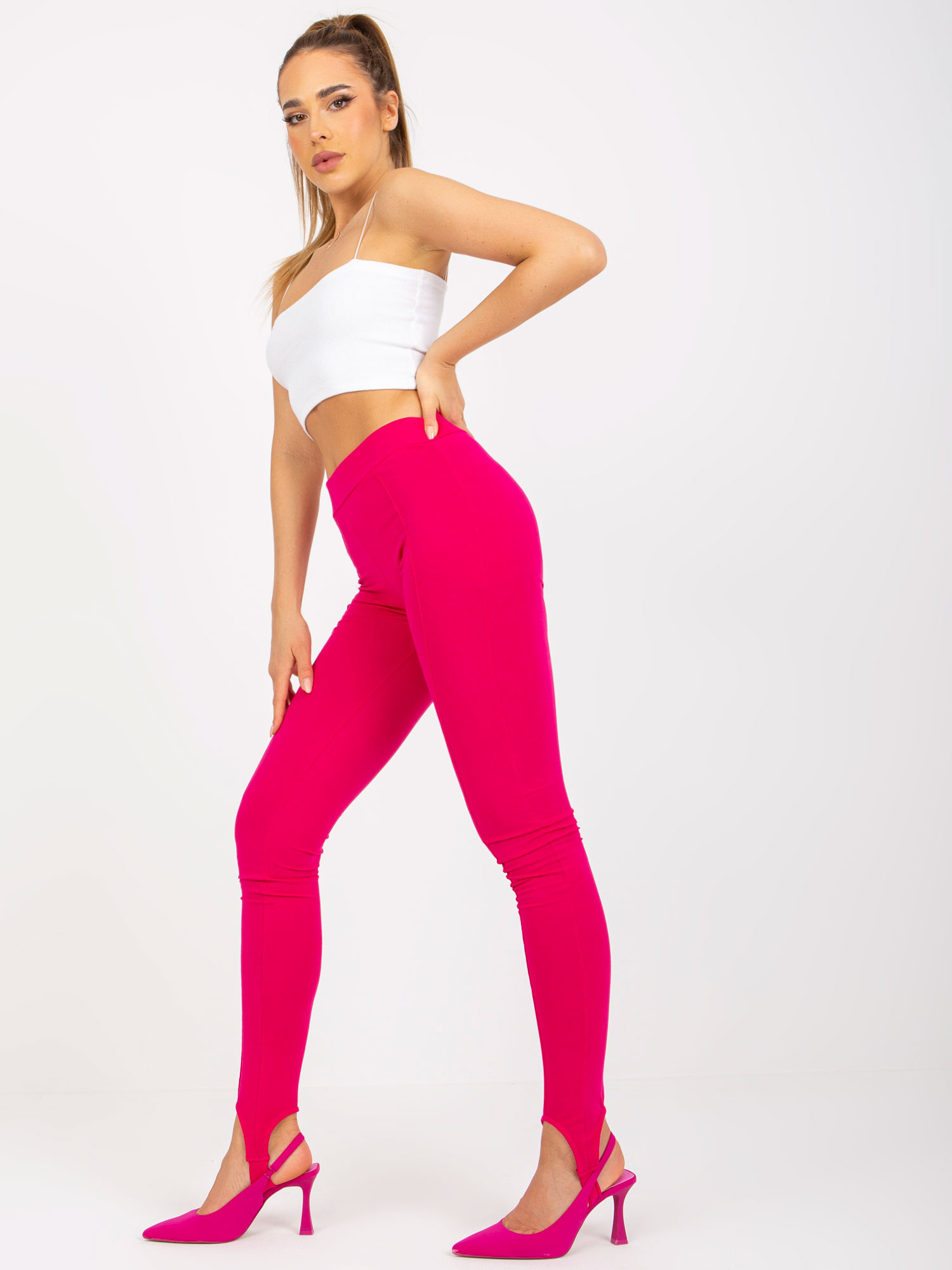 Hurtownia internetowa Fuksjowe legginsy basic z paskiem pod stopą 