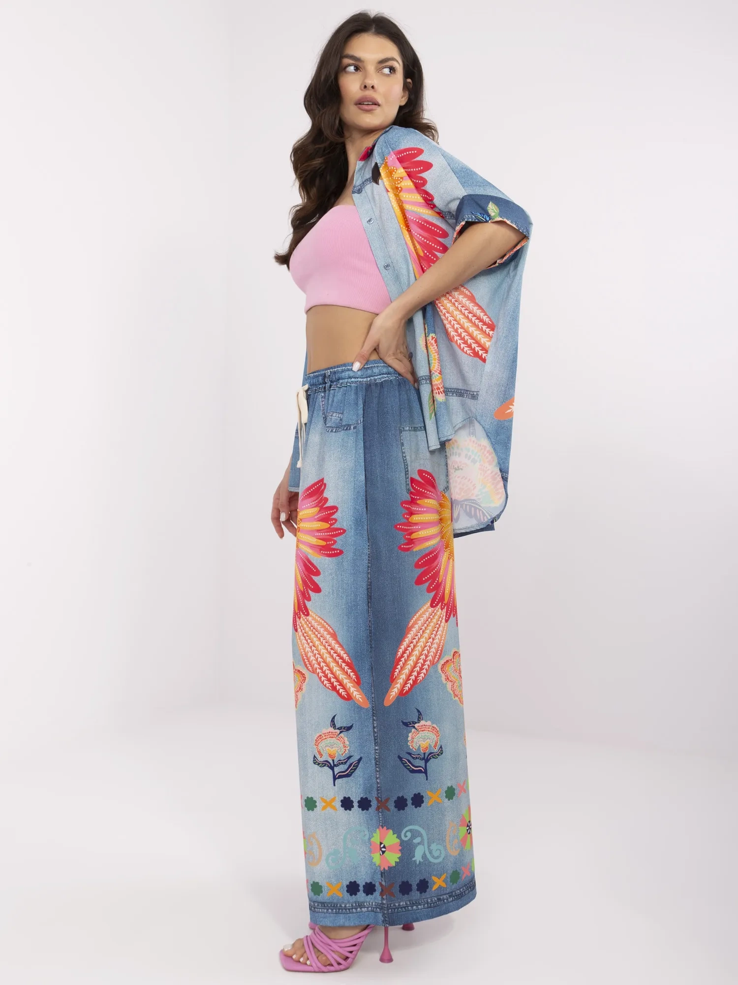 Blaue Palazzo-Hosen mit buntem Druck.