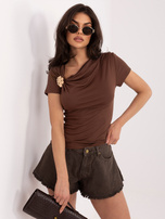 Brązowa elegancka bluzka z lejącym dekoltem
