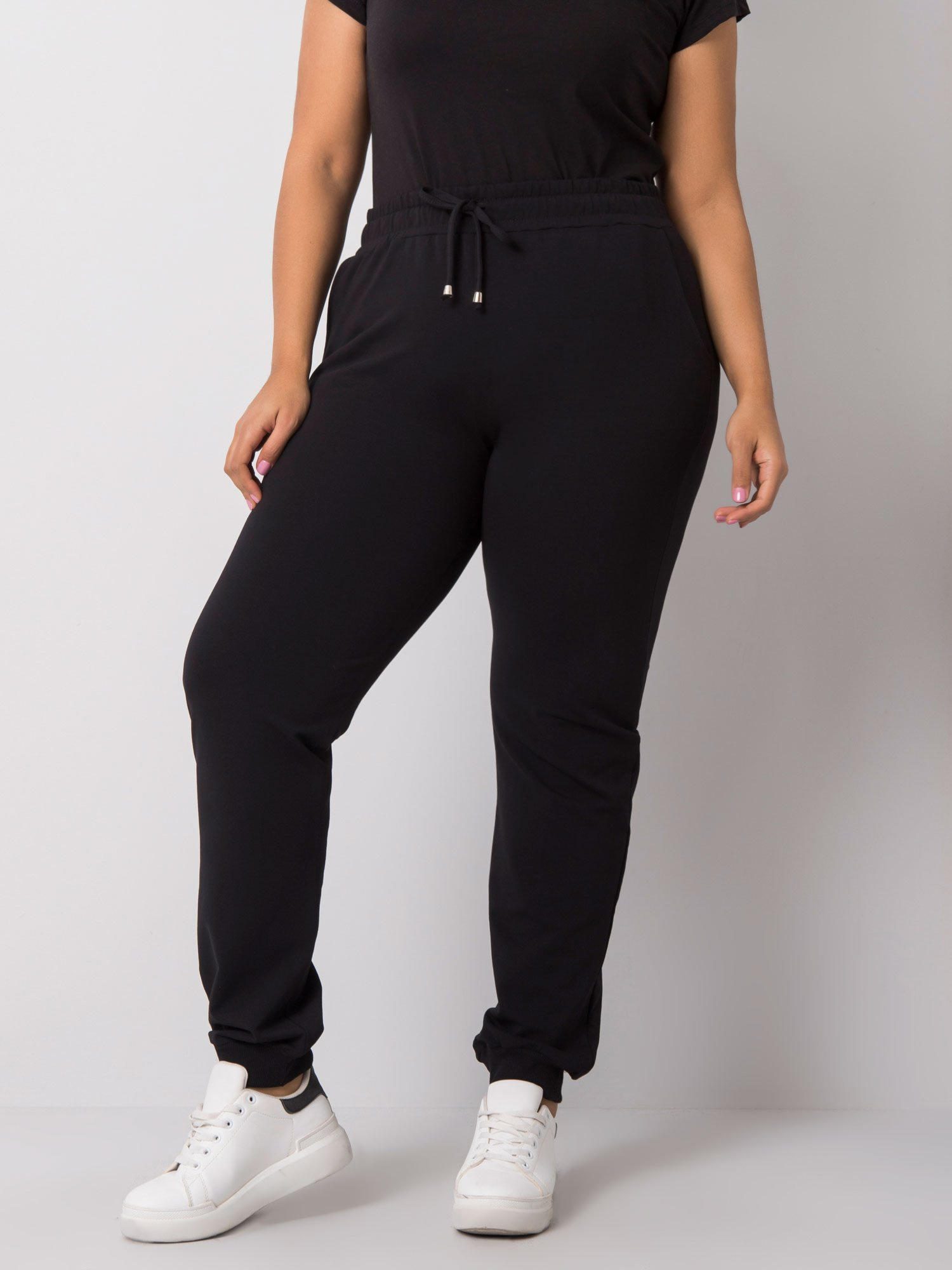 Czarne spodnie dresowe plus size Beatriz