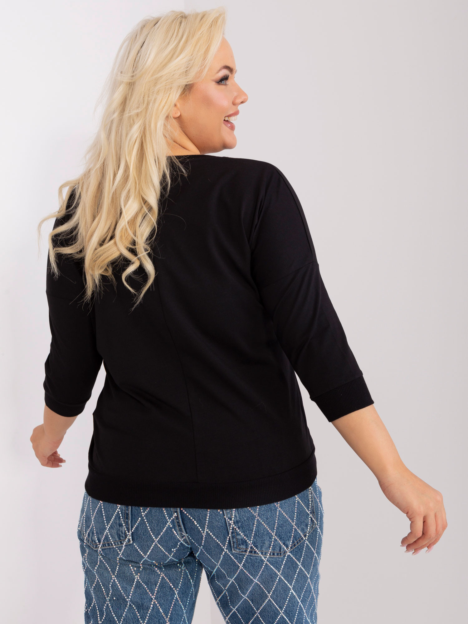 Czarna bluzka plus size z błyszczącym nadrukiem