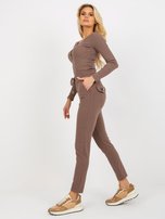 Hurtownia Brązowe damskie spodnie dresowe z wiązaniem
