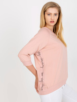 Ružičasta bluzka plus size s okruglim izrezom.