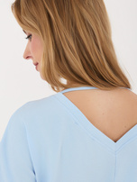 Jasnoniebieska bluzka basic z dekoltem V RUE PARIS 