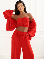 Roter dreiteiliger Anzug mit Crop-Top.