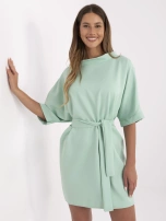 Pistacjowa koktajlowa sukienka o luźnym kroju