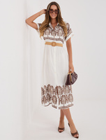 Braunes Sommerkleid mit geflochtenem Gürtel.