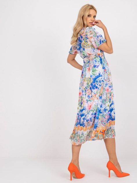 Niebieska sukienka midi z printami i paskiem