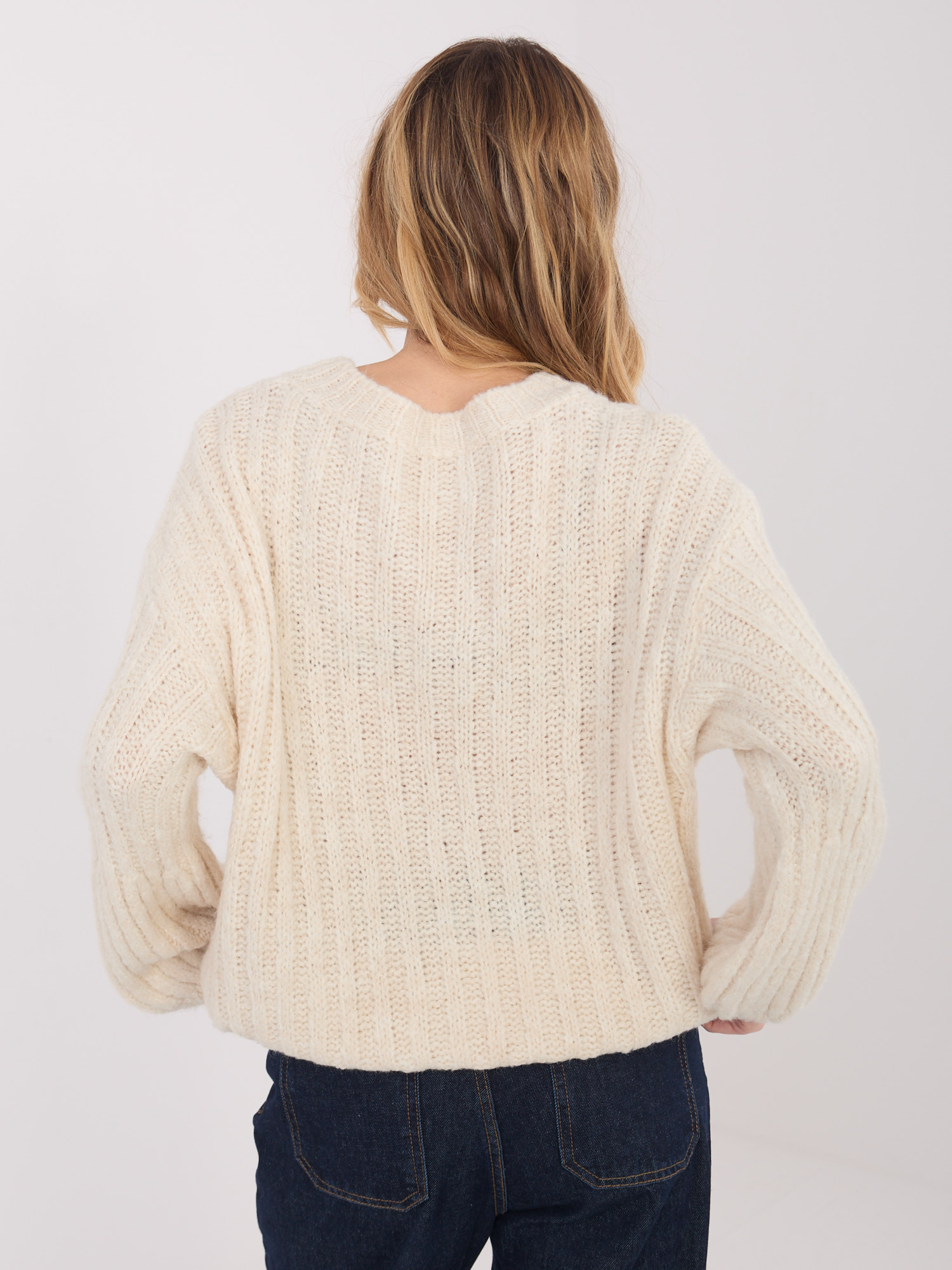 Jasnobeżowy sweter oversize z okrągłym dekoltem
