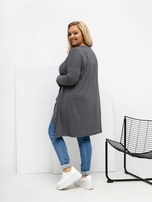 Tmavě šedá blůza plus size s delším zadním dílem.