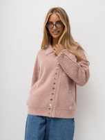 Helle rosa Alpakajacke mit Reißverschlüssen an den Ärmeln.