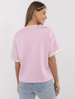 Różowa bluzka oversize ze złotymi wstawkami